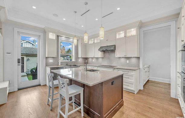 7458 Maple Street S.W. Marine