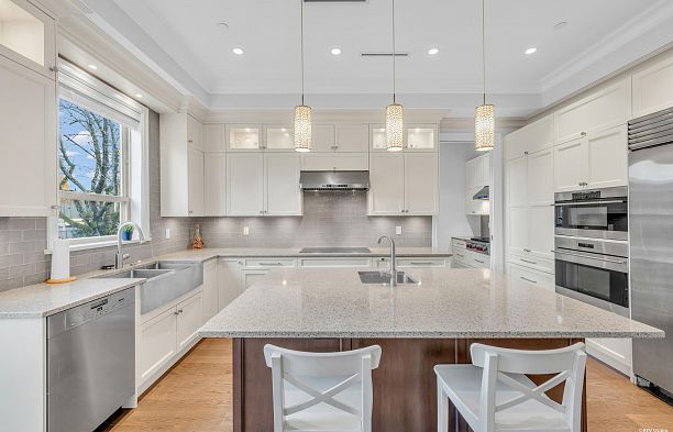 7458 Maple Street S.W. Marine