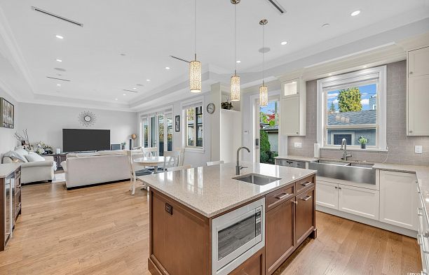 7458 Maple Street S.W. Marine