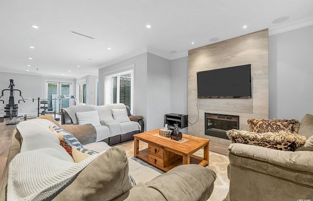 7458 Maple Street S.W. Marine