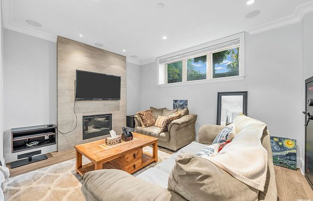 7458 Maple Street S.W. Marine