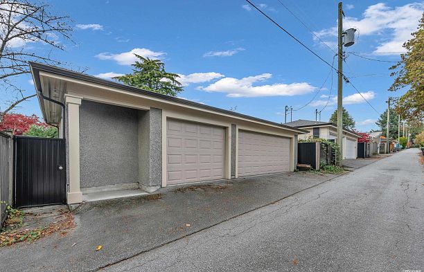 7458 Maple Street S.W. Marine