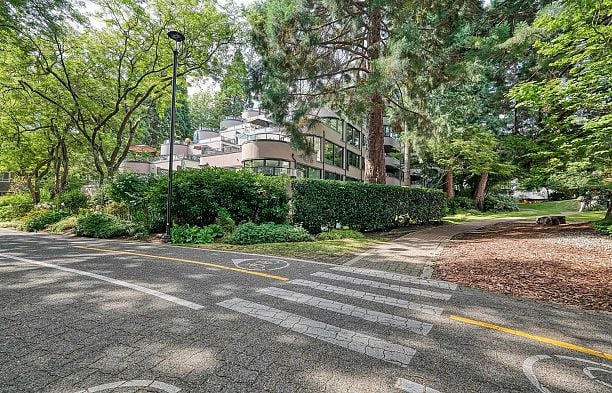 41 1425 Lamey's Mill Road False Creek