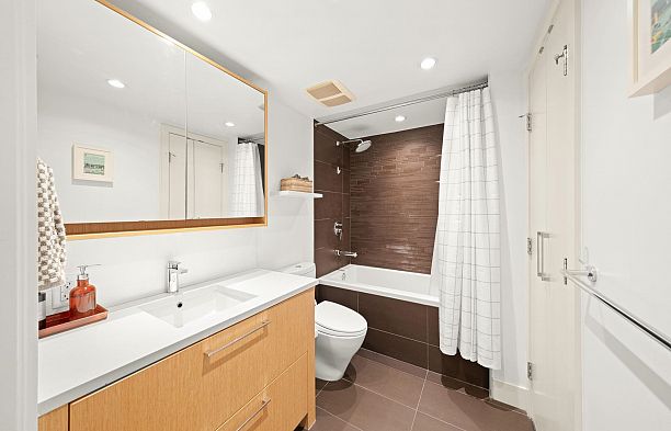 425 2008 Pine Street False Creek