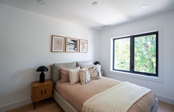 1 356 E 40th Avenue Main