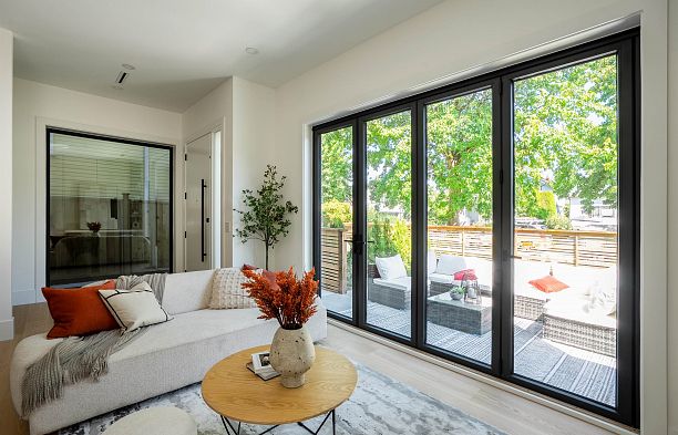 1 356 E 40th Avenue Main