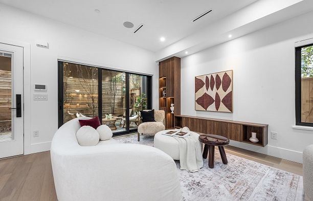 2 273 W 17th Avenue Cambie