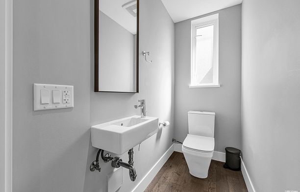 7478 Granville Street South Granville