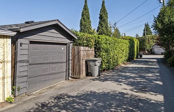 2533 Wallace Crescent Point Grey