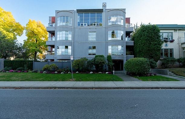 402 2216 W 3rd Avenue Kitsilano