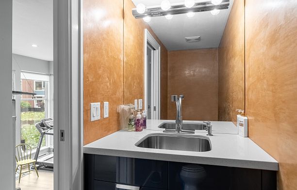 1596 Island Park Walk False Creek