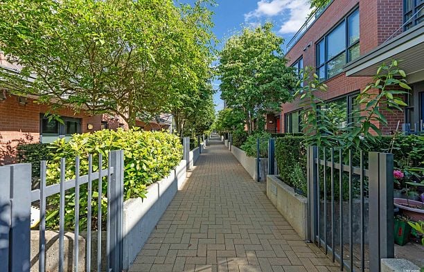 6426 Ash Street Oakridge VW