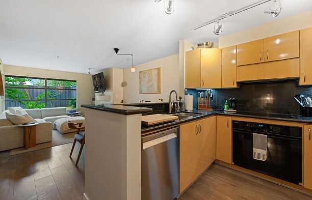 102 3083 W 4th Avenue Kitsilano