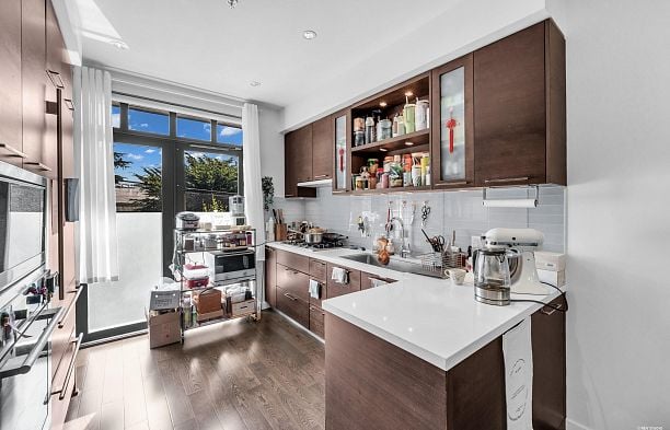 6426 Ash Street Oakridge VW