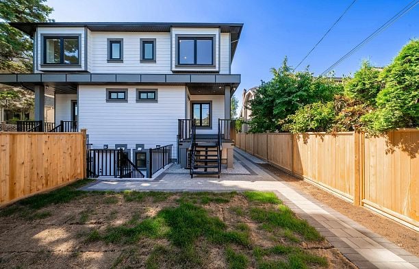 2837 W 31st Avenue MacKenzie Heights