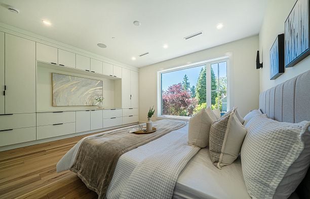 2837 W 31st Avenue MacKenzie Heights