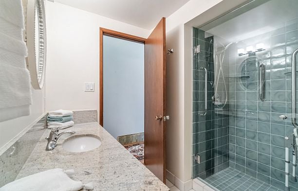 4262 Yuculta Crescent University VW