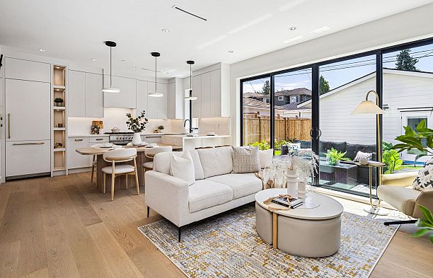 2 250 E 39th Avenue Main