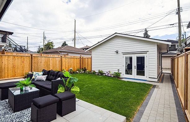 2 250 E 39th Avenue Main