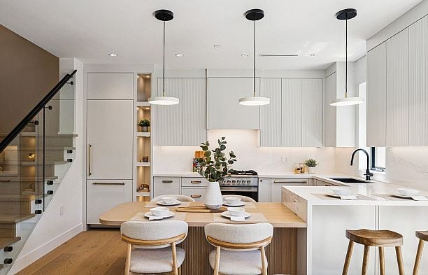 2 250 E 39th Avenue Main