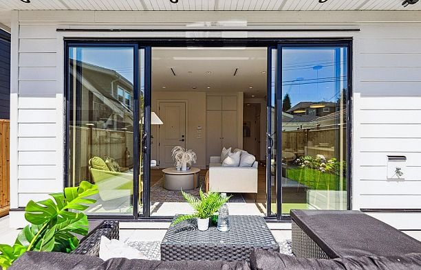 2 250 E 39th Avenue Main