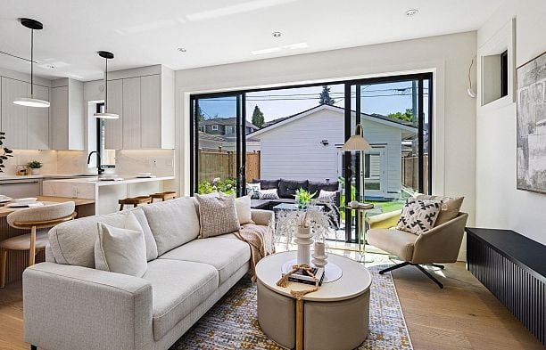 2 250 E 39th Avenue Main