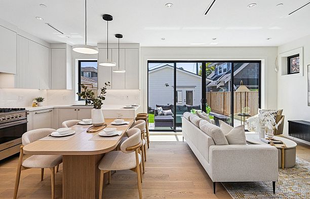 2 250 E 39th Avenue Main