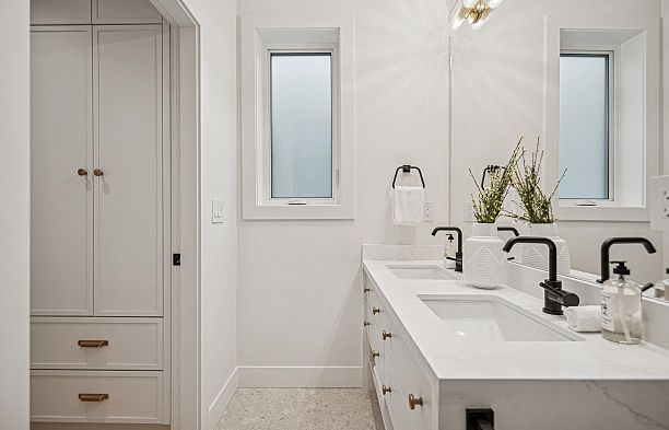 2 250 E 39th Avenue Main