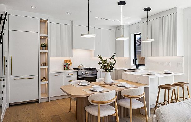 2 250 E 39th Avenue Main