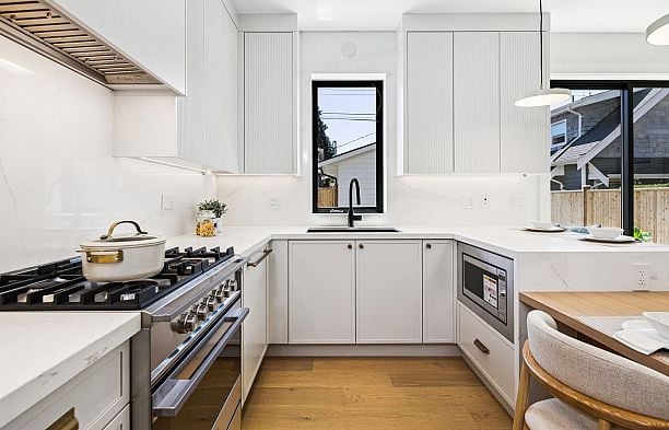 2 250 E 39th Avenue Main