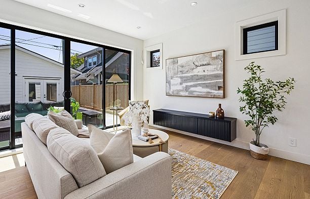 2 250 E 39th Avenue Main