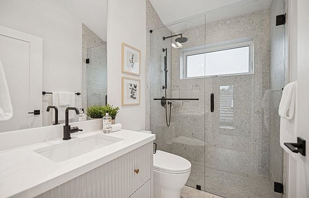 2 250 E 39th Avenue Main