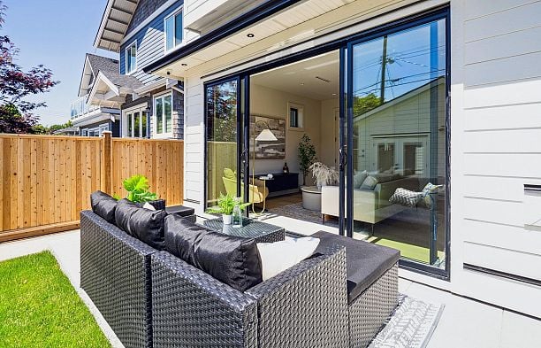 2 250 E 39th Avenue Main