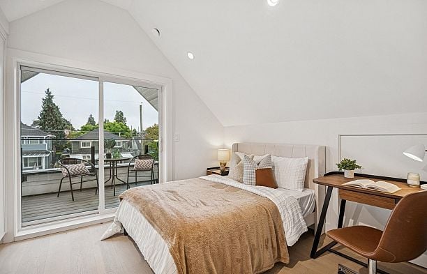 2 250 E 39th Avenue Main