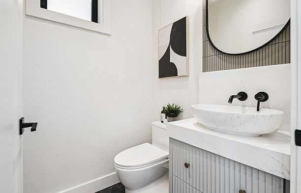 2 250 E 39th Avenue Main