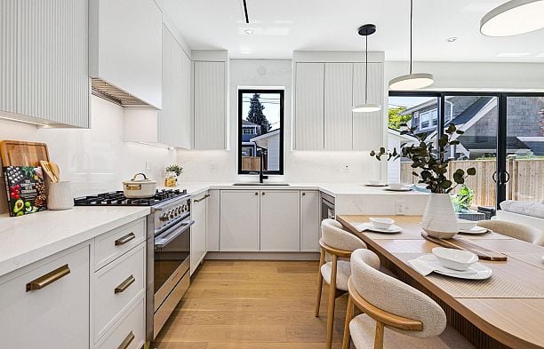 2 250 E 39th Avenue Main