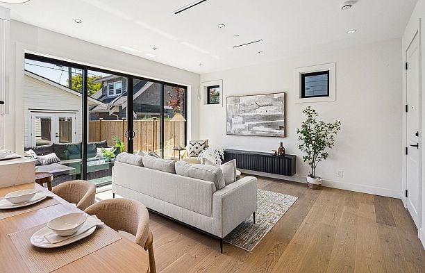 2 250 E 39th Avenue Main