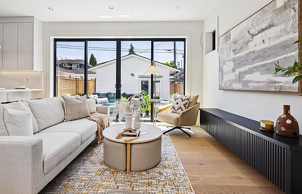 2 250 E 39th Avenue Main