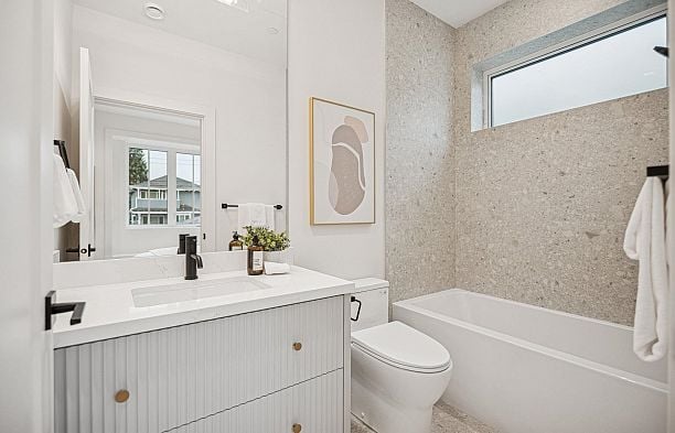 2 250 E 39th Avenue Main