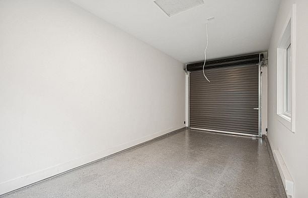 2 250 E 39th Avenue Main