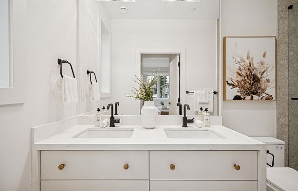 2 250 E 39th Avenue Main