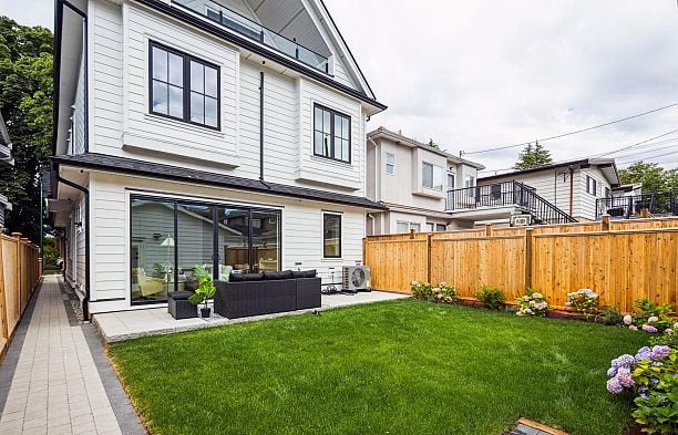 2 250 E 39th Avenue Main