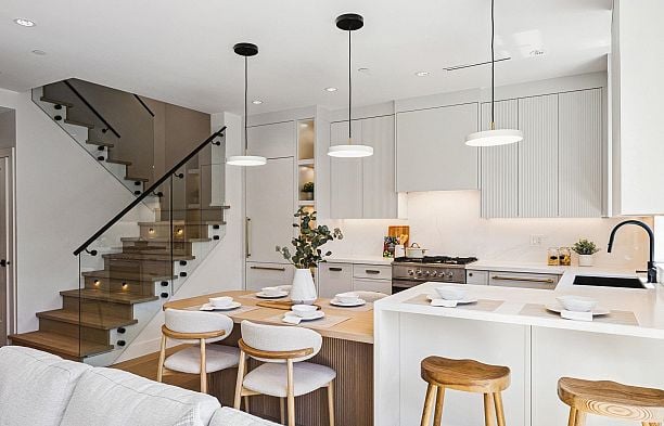 2 250 E 39th Avenue Main