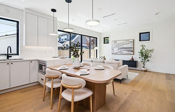 2 250 E 39th Avenue Main