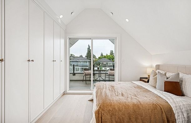 2 250 E 39th Avenue Main