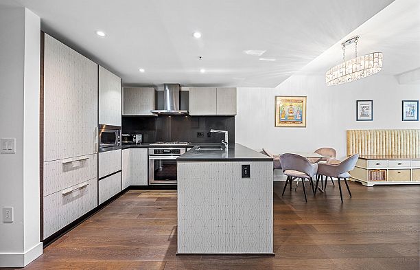 305 1571 W 57th Avenue South Granville