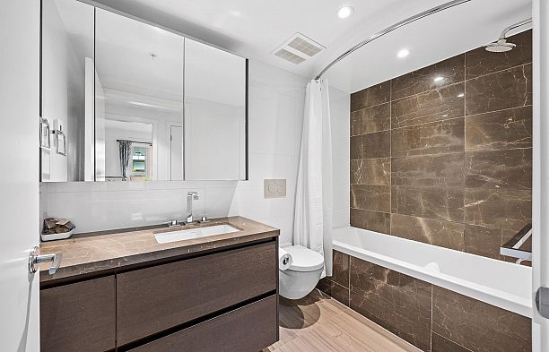 305 1571 W 57th Avenue South Granville