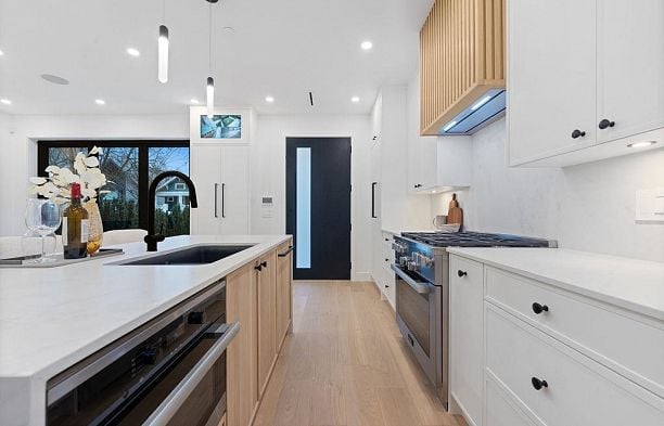 1 2846 W 12 Avenue Kitsilano