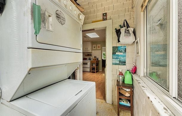 4225 John Street Main