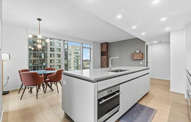 1002 889 Pacific Street Downtown VW